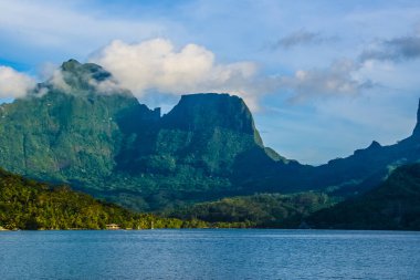Moorea, Fransız Polinezyası: 09 / 03 / 2018: Moorea, Fransız Polinezyası 'ndaki yeşil dağların güzel manzarası