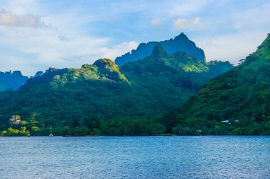 Moorea, Fransız Polinezyası: 09 / 03 / 2018: Moorea, Fransız Polinezyası 'ndaki yeşil dağların güzel manzarası