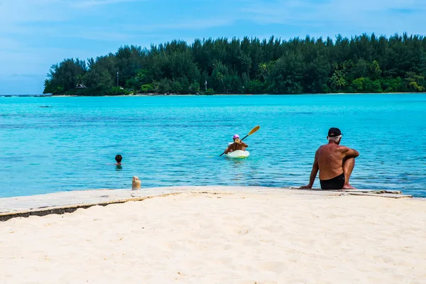 Moorea Polinezja Francuska 2018 Ludzie Spędzali Wolny Czas Pływając Błękitnym — Zdjęcie stockowe