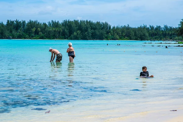Moorea, Fransız Polinezyası: 09 / 03 / 2018: İnsanlar boş zamanlarını Fransız Polinezyası 'nın Moorea tropikal adasında mavi okyanusta yüzerek geçirdiler. Bir Cennet Adası.