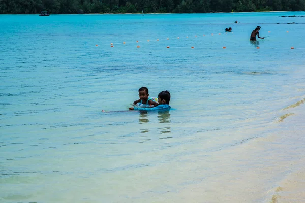 Polinésia Francesa 2018 Pessoas Passaram Seu Tempo Livre Nadando Oceano — Fotografia de Stock