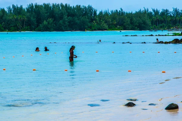 Moorea, Fransız Polinezyası: 09 / 03 / 2018: İnsanlar boş zamanlarını Fransız Polinezyası 'nın Moorea tropikal adasında mavi okyanusta yüzerek geçirdiler. Bir Cennet Adası.