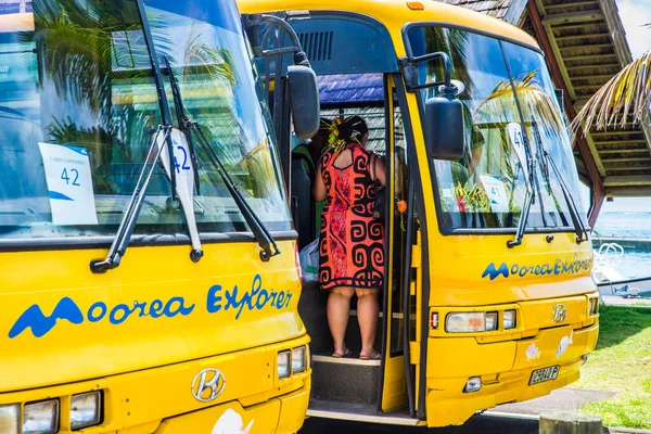 Moorea Polynésie Française 2018 Une Femme Locale Attend Côté Bus — Photo