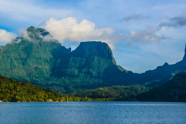 Moorea, Fransız Polinezyası: 09 / 03 / 2018: Moorea, Fransız Polinezyası 'ndaki yeşil dağların güzel manzarası
