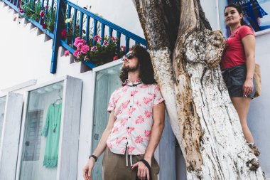 Yunanistan 'ın Mykonos kentinde tatilin tadını çıkarıyorlar. Bu ada beyaz renkleri ve inanılmaz plajlarıyla ünlüdür.