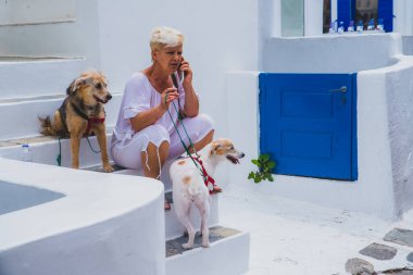 Yunanistan 'ın Mykonos kentinde tatilin tadını çıkarıyorlar. Bu ada beyaz renkleri ve inanılmaz plajlarıyla ünlüdür.
