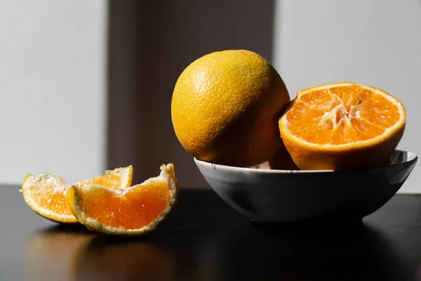 Des Oranges Pour Petit Déjeuner Fruits Sains Dans Une Assiette — Photo