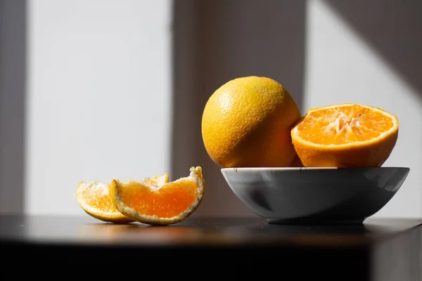 Des Oranges Pour Petit Déjeuner Fruits Sains Dans Une Assiette — Photo
