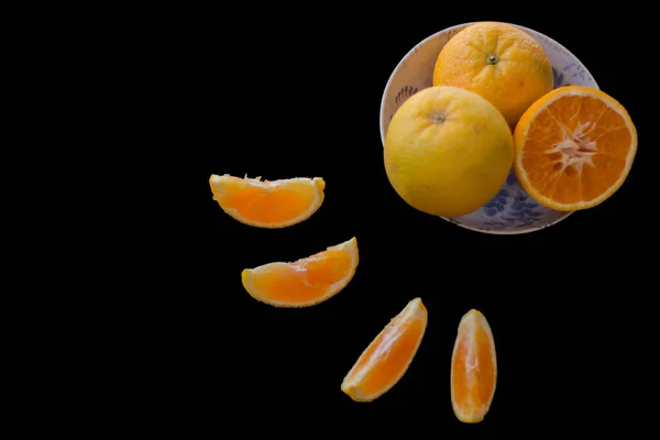Πορτοκάλια Για Πρωινό Υγιή Φρούτα Διαφορετικά Πιάτα Μαύρο Φόντο — Φωτογραφία Αρχείου