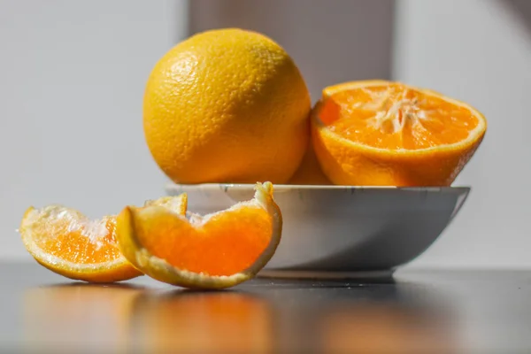 Апельсины Завтрак Здоровые Фрукты Тарелке Столе Солнцем — стоковое фото