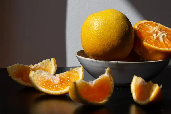 Des Oranges Pour Petit Déjeuner Fruits Sains Dans Différentes Assiettes — Photo