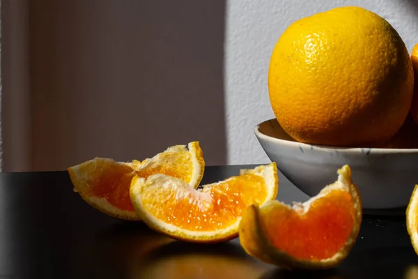 Des Oranges Pour Petit Déjeuner Fruits Sains Dans Différentes Assiettes — Photo