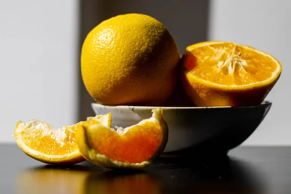 Апельсины Завтрак Здоровые Фрукты Тарелке Столе Солнцем — стоковое фото