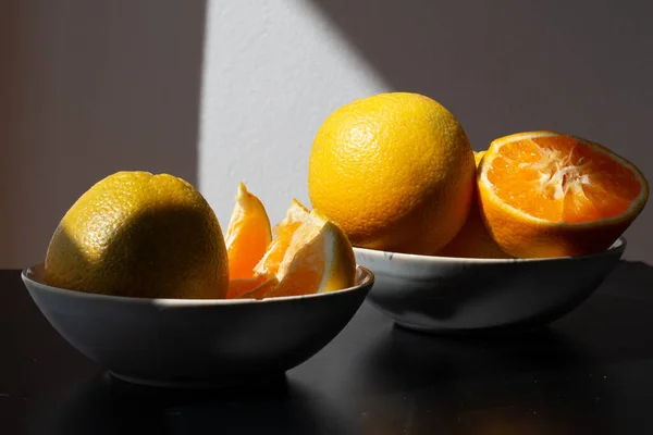 Des Oranges Pour Petit Déjeuner Fruits Sains Dans Différentes Assiettes — Photo