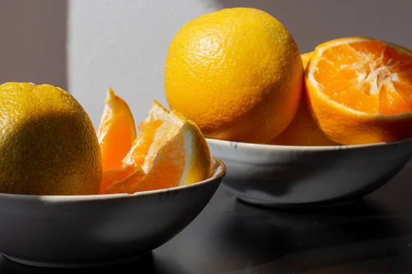 Des Oranges Pour Petit Déjeuner Fruits Sains Dans Différentes Assiettes — Photo