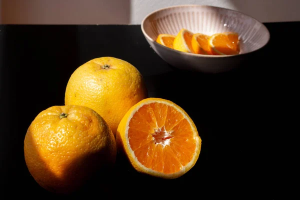 Orange Fraîche Pour Petit Déjeuner Avec Fond Noir Fruit Est — Photo