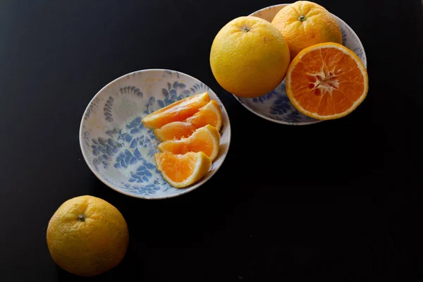 Des Oranges Pour Petit Déjeuner Fruits Sains Dans Différentes Assiettes — Photo