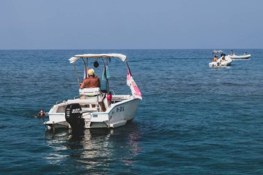 Ponza Adası, İtalya - 27 Temmuz 2019: İnsanlar Ponza Adası, İtalya 'yı keşfetmek için bir tekne kullanarak yazın tadını çıkarıyorlar