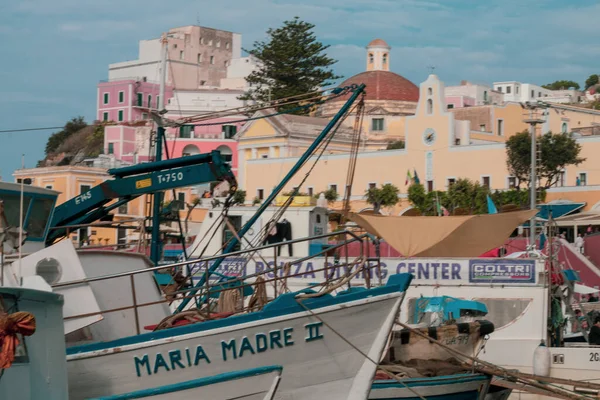 Ponza Adası, İtalya - 27 Temmuz 2019: Tipik renkli evler ve teknelerle yaz mevsiminde Ponza adasının küçük limanının manzarası. Ponza, İtalya