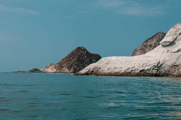Ponza Adası, İtalya - 27 Temmuz 2019: Palmarola 'nın tamamen manzarası, yaz mevsiminde Ponza adasının limanına yakın küçük bir ada