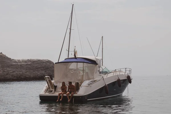 Ponza Sziget Olaszország 2019 Július Emberek Élvezik Nyarat Egy Hajóval — Stock Fotó