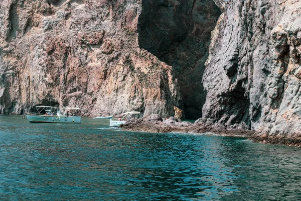 Ponza Adası, İtalya - 27 Temmuz 2019: Palmarola 'nın tamamen manzarası, yaz mevsiminde Ponza adasının limanına yakın küçük bir ada