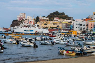 Ponza Adası, İtalya - 27 Temmuz 2019: Tipik renkli evler ve teknelerle yaz mevsiminde Ponza adasının küçük limanının manzarası. Ponza, İtalya