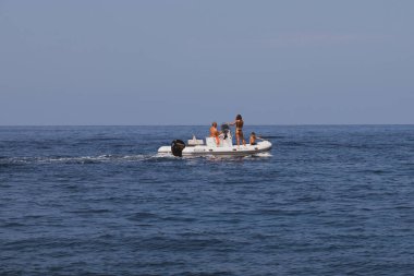 Ponza Adası, İtalya - 27 Temmuz 2019: İnsanlar Ponza Adası, İtalya 'yı keşfetmek için bir tekne kullanarak yazın tadını çıkarıyorlar