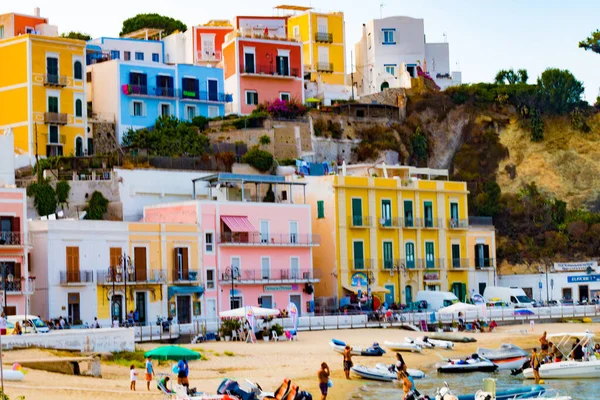 Ponza Adası, İtalya - 27 Temmuz 2019: Tipik renkli evler ve teknelerle yaz mevsiminde Ponza adasının küçük limanının manzarası. Ponza, İtalya