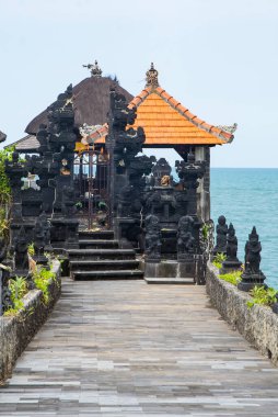 Bali 'deki Tanah Lot su tapınağı. Endonezya doğa manzarası. Tanah Lot Tapınağı, Bali Adası. Bali 'nin popüler tapınağı, Endonezya' nın simgesi. Meşhur Bali su tapınağı.