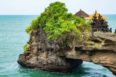 Bali 'deki Tanah Lot su tapınağı. Endonezya doğa manzarası. Tanah Lot Tapınağı, Bali Adası. Bali 'nin popüler tapınağı, Endonezya' nın simgesi. Meşhur Bali su tapınağı.