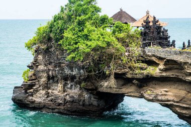 Bali 'deki Tanah Lot su tapınağı. Endonezya doğa manzarası. Tanah Lot Tapınağı, Bali Adası. Bali 'nin popüler tapınağı, Endonezya' nın simgesi. Meşhur Bali su tapınağı.