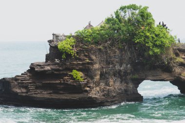 Bali 'deki Tanah Lot su tapınağı. Endonezya doğa manzarası. Tanah Lot Tapınağı, Bali Adası. Bali 'nin popüler tapınağı, Endonezya' nın simgesi. Meşhur Bali su tapınağı.