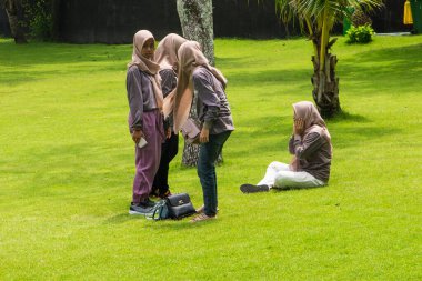İnsanlar, Endonezya 'nın en popüler tapınaklarından biri olan Bali' deki Tanah Lot su tapınağında boş zamanlarının tadını çıkarıyorlar. Tapınaklar yıl boyunca turistlerle dolu. Bali tapınakları Balines 'in fiziksel ve ruhsal alanına göre düzenlenmiştir.