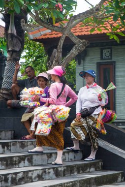 Bali 'deki Tanah Lot su tapınağında, popüler bir tapınak olan bazı pazar yerleri ve işçiler. Tanah Lot Tapınağı, Bali Adası..