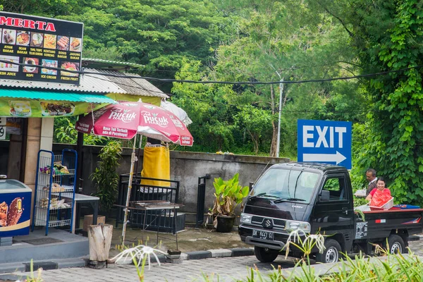 Mehrere Marktplätze Und Arbeiter Tanah Lot Wassertempel Auf Bali Einem — Stockfoto