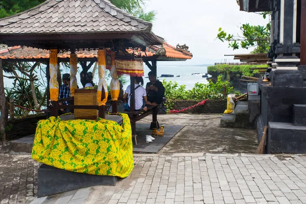 人気の寺院 バリのタナロット水寺の周りのいくつかの市場や労働者 バリ島夏時間のタナー ロット寺院 — ストック写真
