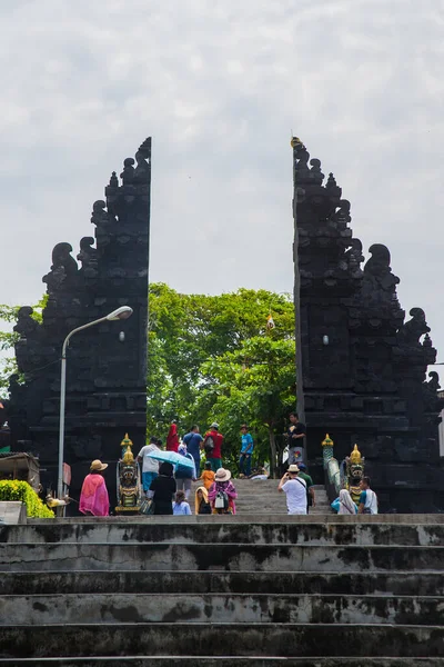 Die Menschen Genießen Ihre Freizeit Rund Den Besakih Tempel Einem — Stockfoto