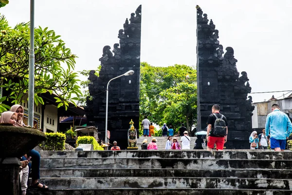インドネシアのバリ島東部にあるアグン山の斜面にあるベサキ村にある天ぷらの複合施設 ベサキ寺 ゆっくりと時間を過ごすことができます バリで最も重要で 最大かつ最も神聖なヒンズー教の寺院であり Sの一つです — ストック写真
