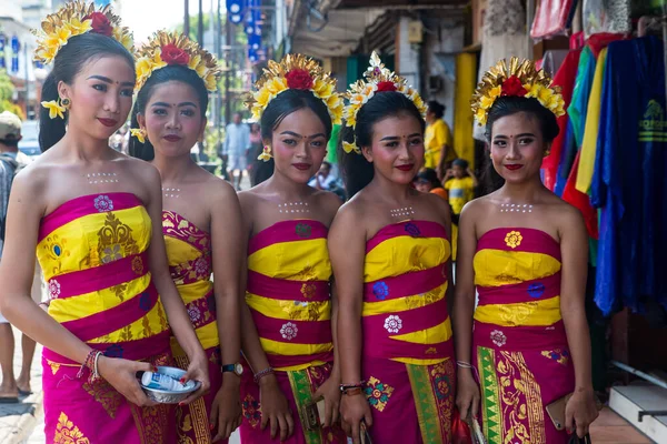 Piękne Tancerki Przed Rozpoczęciem Ich Show Tradycyjne Wakacje Bali Indonezja — Zdjęcie stockowe