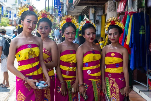 Vackra Dansare Innan Börjar Sin Show Traditionell Semester Bali Indonesien — Stockfoto