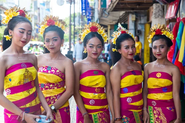 在印度尼西亚巴厘岛的一个传统假日 美丽的舞者开始他们的表演 穿着传统巴厘服装的年轻漂亮的女孩 — 图库照片