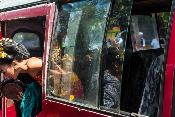 Hermosas Bailarinas Antes Comenzar Espectáculo Una Fiesta Tradicional Bali Indonesia —  Fotos de Stock