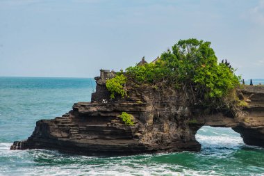 Bali 'deki Tanah Lot su tapınağı. Endonezya doğa manzarası. Tanah Lot, Endonezya 'nın Bali adasında bir kaya oluşumu. Eski Hindu hac tapınağına ve Endonezya 'nın ana tapınaklarından birine ev sahipliği yapar..