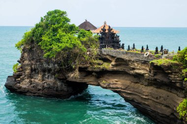 Bali 'deki Tanah Lot su tapınağı. Endonezya doğa manzarası. Tanah Lot, Endonezya 'nın Bali adasında bir kaya oluşumu. Eski Hindu hac tapınağına ve Endonezya 'nın ana tapınaklarından birine ev sahipliği yapar..
