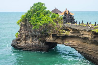 Bali 'deki Tanah Lot su tapınağı. Endonezya doğa manzarası. Tanah Lot, Endonezya 'nın Bali adasında bir kaya oluşumu. Eski Hindu hac tapınağına ve Endonezya 'nın ana tapınaklarından birine ev sahipliği yapar..