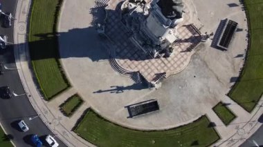 Lizbon, Portekiz şehir merkezinin hava görüntüsü. Güneşli bir günde Lizbon şehir markisi Pombal Meydanı Hava Parkı Panoraması, Portekiz, Avrupa