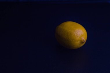 İzole edilmiş sarı limon, sağlıklı yiyecek, siyah arka planda.