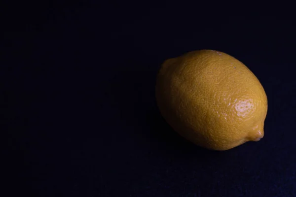 Изолированный Желтый Лимон Здоровая Пища Черном Фоне — стоковое фото