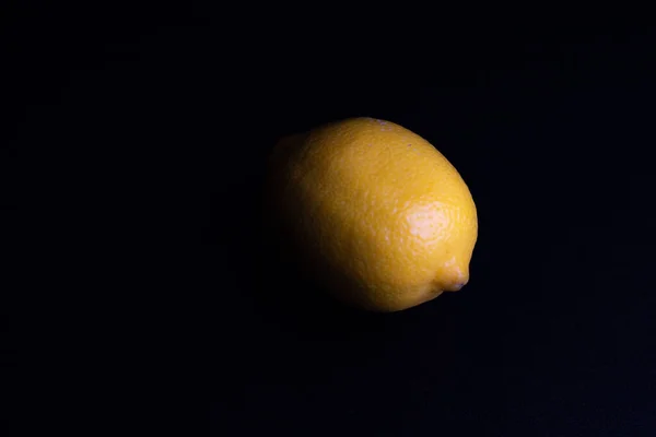 Изолированный Желтый Лимон Здоровая Пища Черном Фоне — стоковое фото